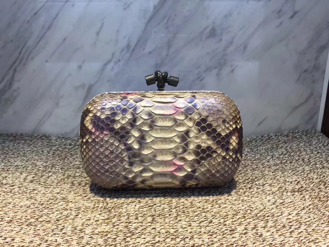 🔥🔥Model No. 8651🔥🔥This elegant clutch bag is one of the most popular handbags in woven bags. It is an interpretation of a classic design that was reintroduced in 2001. Since its launch, the Knot clutch has exhibited exquisite craftsmanship and integrated different styles from low-key to flamboyant. Each new Knot product demonstrates the irresistible and timeless charm of this classic handbag. This luxurious handbag features the signature braided rope buckle and is crafted from rare yellow-ringed forest snake and water snake skins. More charming and luxurious texture. Size: Small 16.5cm